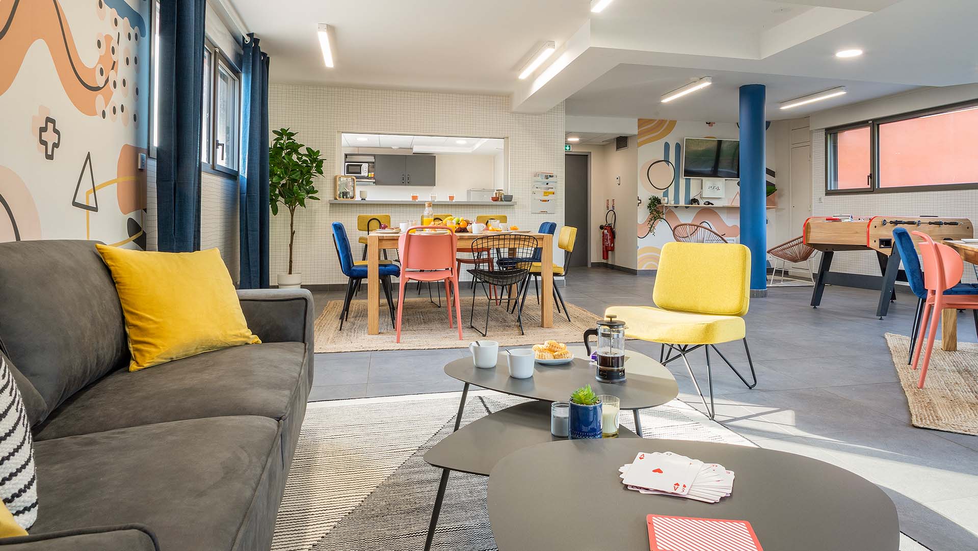 Espace commun résidence étudiante Rennes — baby-foot, télé, salon